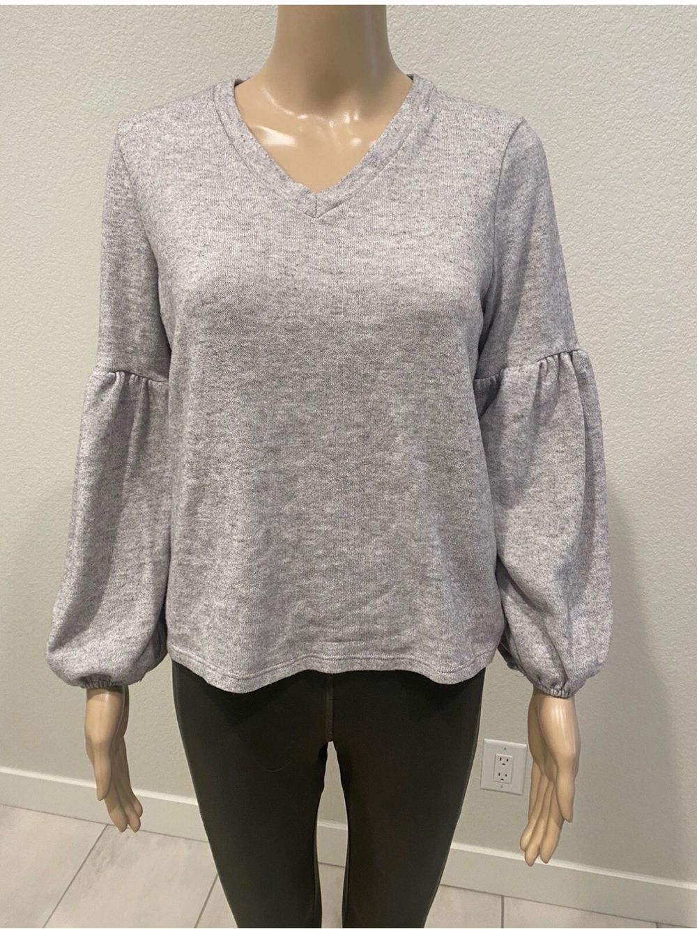 Everly Gray V-Neck Balloon Sleeve Sweater Size Medium-033